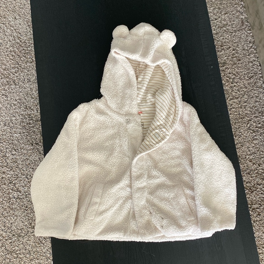 White jacket/tan stripes. Has magnets in between hooks.